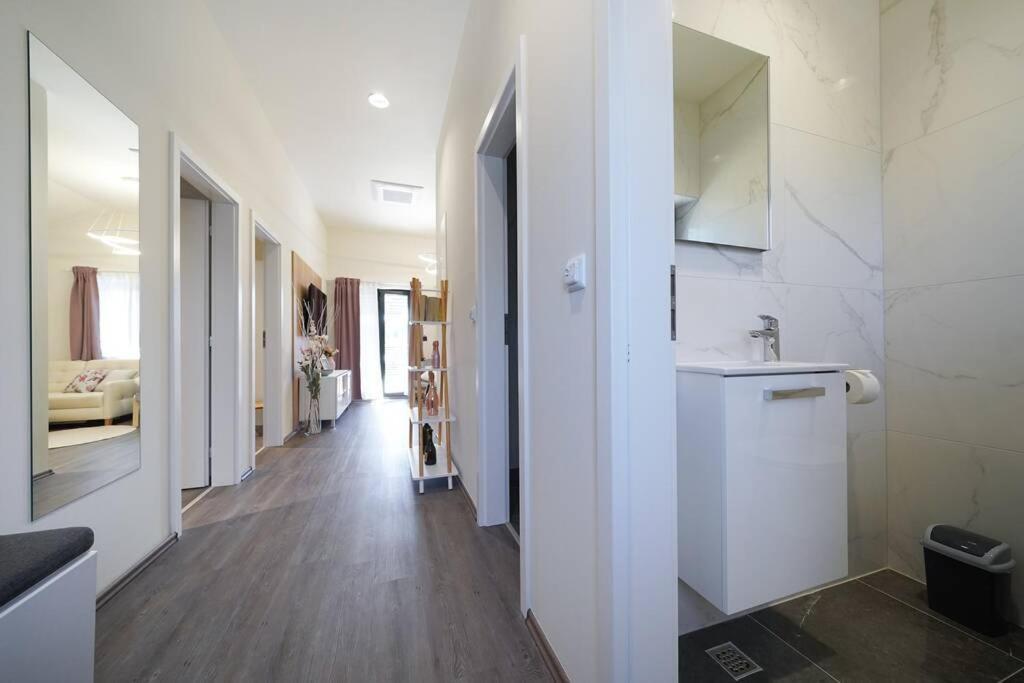 Apartment Vala, 4*, Sea View & Private Heated Pool Pridraga Luaran gambar